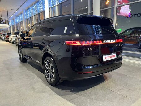 Lynk & Co 900