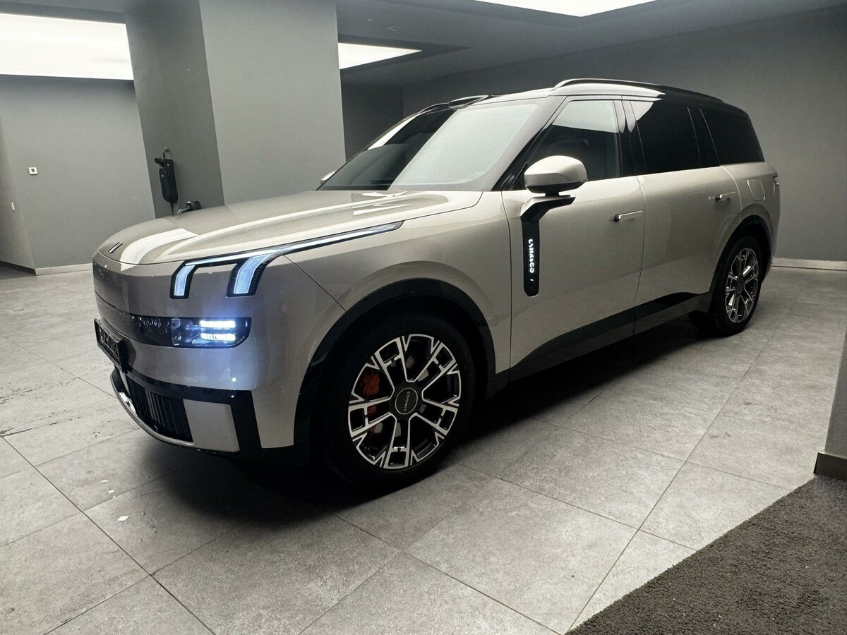 Lynk & Co 900