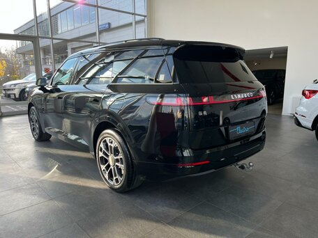 Lynk & Co 900