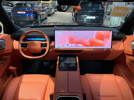 Lynk & Co 900