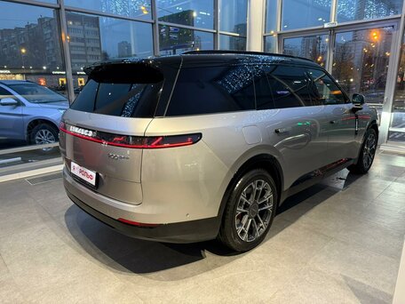 Lynk & Co 900