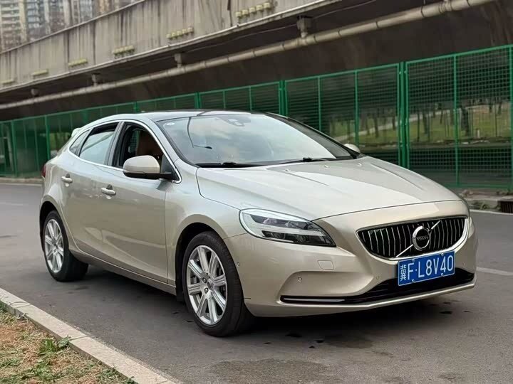 Открыть фотографии: Volvo V40 II Рестайлинг