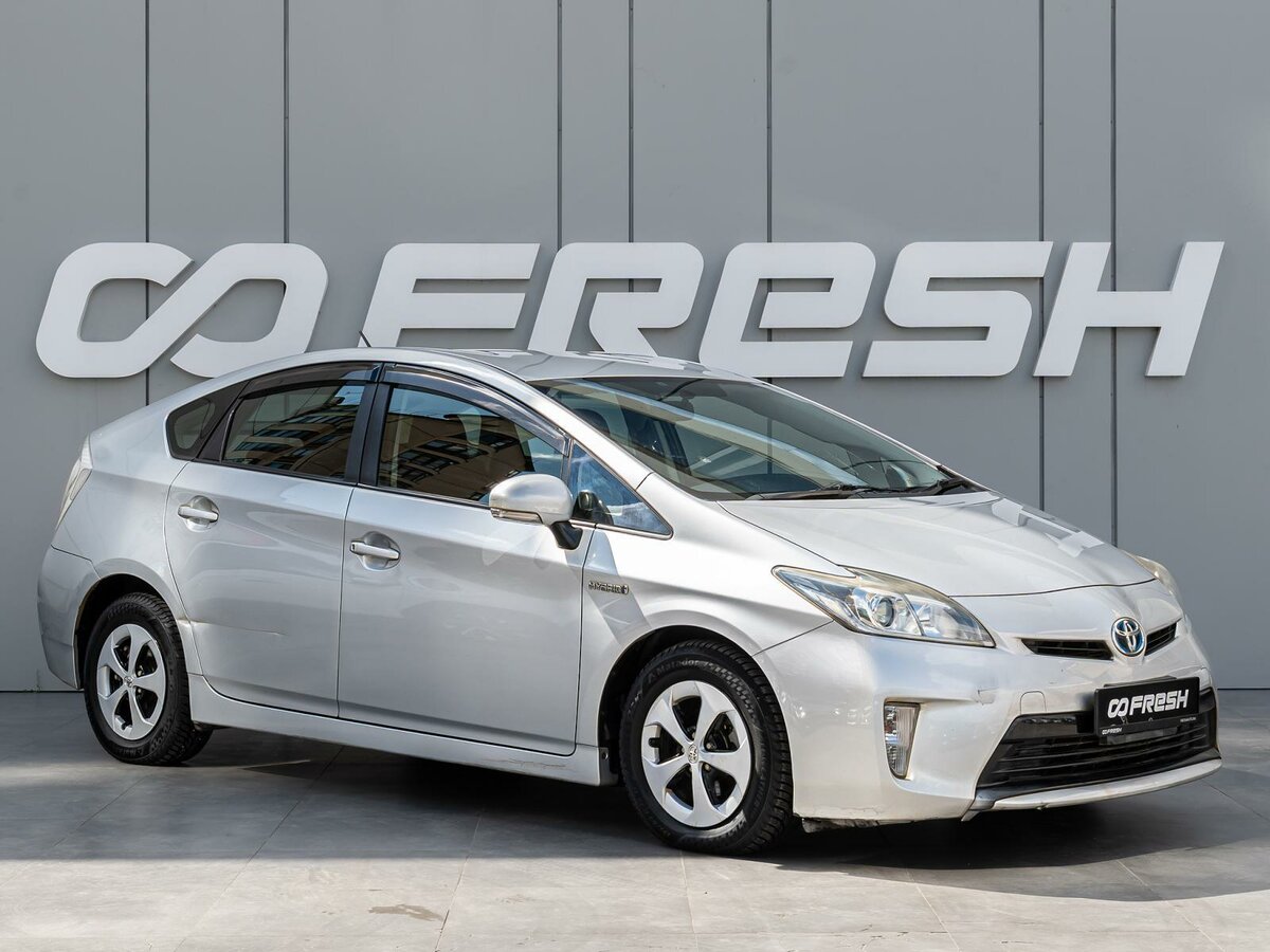 Открыть фотографии: Toyota Prius III Рестайлинг (XW30)