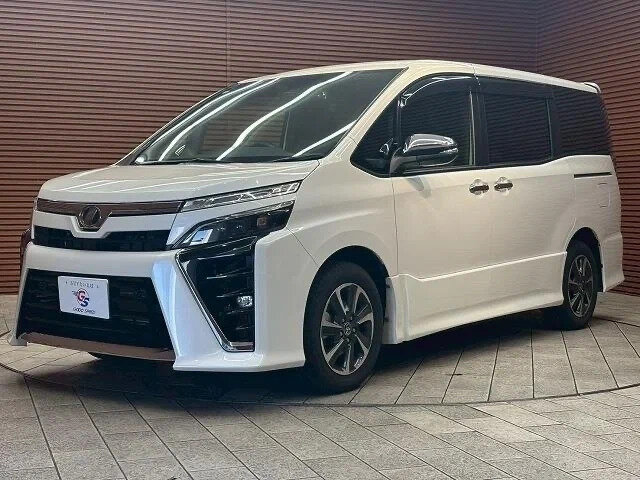 Открыть фотографии: Toyota Voxy III (R80) Рестайлинг