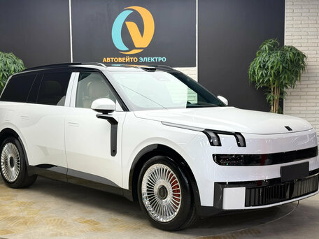 Lynk & Co 900