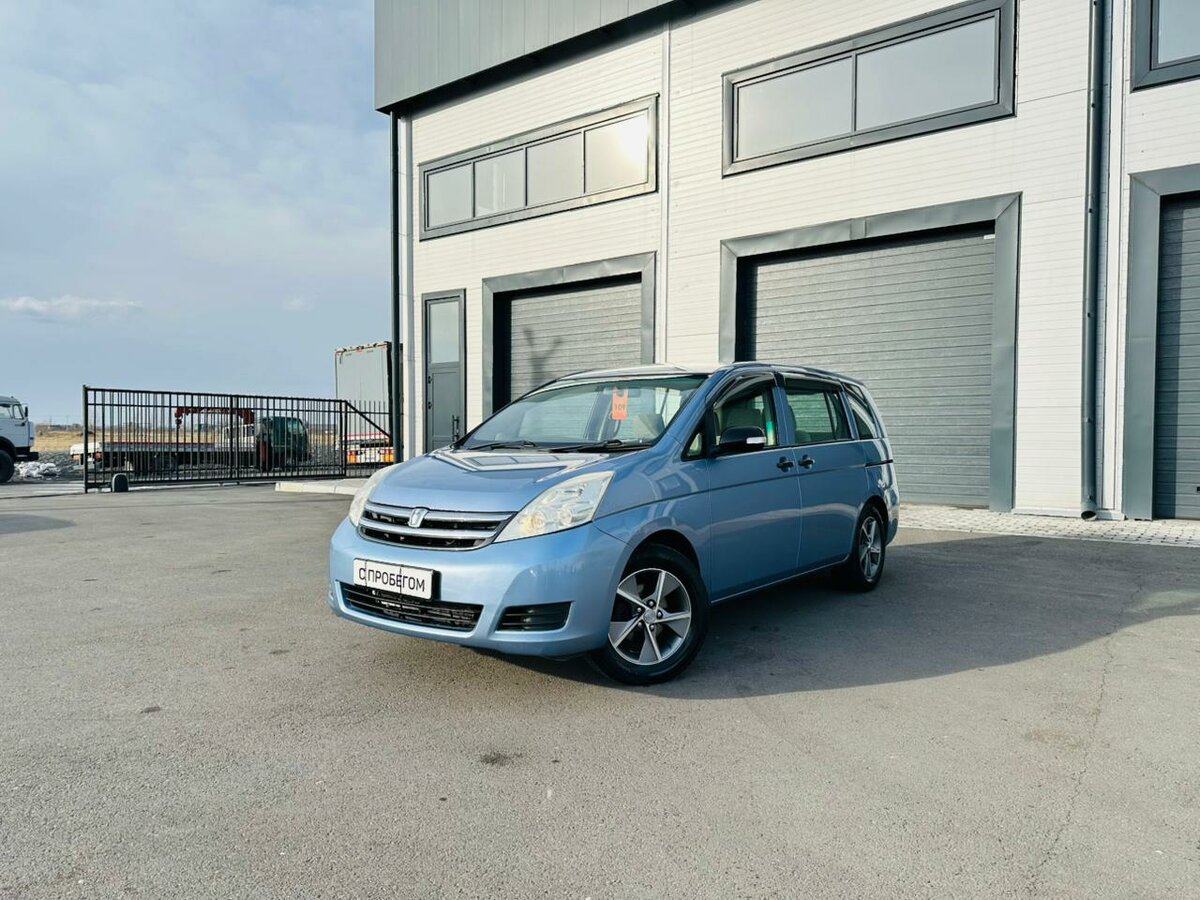 Toyota ISis I