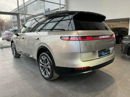 Lynk & Co 900