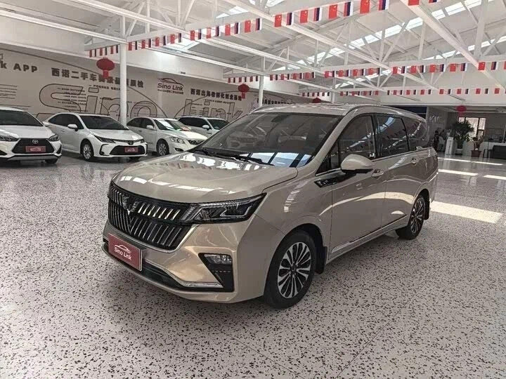 Открыть фотографии: Wuling Jiachen