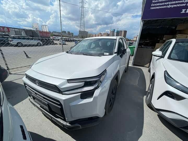 Открыть фотографии: Toyota RAV4 V (XA50)