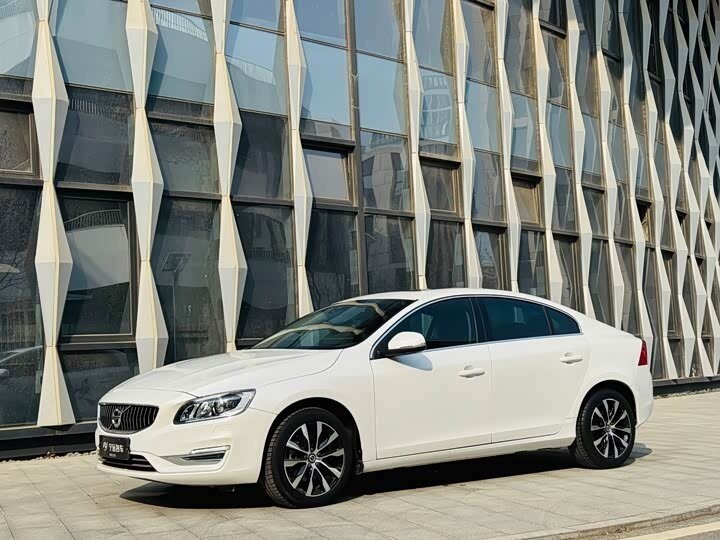 Открыть фотографии: Volvo S60 II Рестайлинг